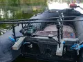 Zwei Angelruten mit Rollen sind auf einem Schlauchboot für das Angeln vom Boot befestigt.