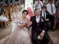Para młoda w kościele, z bukietem i obrączkami. Czy po ślubie cywilnym można iść do spowiedzi? Pytanie zadane przez pannę młodą.
