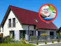 Nowy dom z czerwonym dachem, a w kółku dłonie czerpiące wodę z beczki. To może być część programu "Moja woda".
