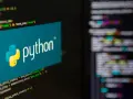 El logo de Python sobre código resaltado. Python es un lenguaje de programación versátil.