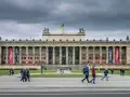 Das Alte Museum in Berlin, ein möglicher Tribute von Panem Drehort, mit der ukrainischen Flagge und Besuchern.