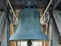 Große, grüne Kirchenglocke im Glockenturm, bereit zum Läuten an Ostern.