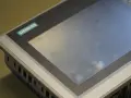 Panel operatorski Siemens z ekranem dotykowym. To hmi jest gotowe do pracy w trudnych warunkach.
