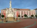 Kolumna Trójcy Świętej i zabytkowe budynki w Timișoara, tworzące urokliwe **Timișoara atrakcje**.
