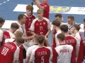 Drużyna PGNiG piłka ręczna w czerwonych strojach słucha trenera.
