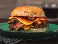Domowe burgery: Jak zrobić idealne mięso i soczyste dodatki?