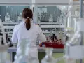 Naukowczyni w białym fartuchu pracuje w laboratorium chemicznym, przygotowując eksperyment. To kluczowy etap, jak otworzyć laboratorium chemiczne.