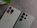Dwa najnowsze fotosmartfony, iPhone i Samsung, leżą obok siebie na ciemnym tle.