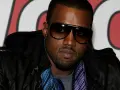 Kanye West w okularach przeciwsłonecznych i skórzanej kurtce, gotowy na koncert w Polsce.