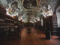 Wspaniała biblioteka z malowanym sufitem, gdzie każdy tom zdaje się szeptać starożytny psalm.