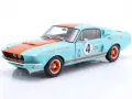Błękitny Shelby GT z pomarańczowymi pasami i numerem 4, ozdobiony logotypami Gulf i USA.