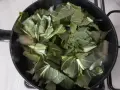 Verdure a coste in padella, che rilasciano vapore mentre cuociono.