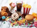 En överflöd av processade livsmedel: glass, donuts, hamburgare, pommes frites, godis och läsk.