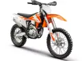 Pomarańczowo-biały motocykl KTM EXC 450, gotowy na teren. Poznaj jego dane techniczne i poczuj moc!