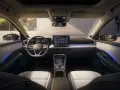 Nowoczesne vw t roc wnetrze z dużym ekranem dotykowym i ambientowym oświetleniem.