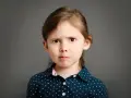 Zmarszczone brwi i lekko rozchylone usta dziewczynki sugerują niepokojące zachowania 6-latka.