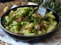 Fusilli con asparagi freschi e croccante pancetta, un piatto primaverile che conquista.