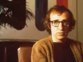 Woody Allen w okularach, w brązowym swetrze. Jego filmy chronologicznie to podróż przez dekady kina.