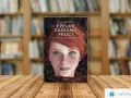 Copertina del libro "Eppure cadiamo felici" di Enrico Galiano, con il volto di una ragazza dai capelli rossi e occhi azzurri.