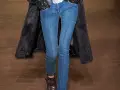 Spodnie rurki wracają! Jak je stylizować, by wyglądać modnie?