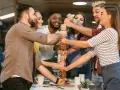 Une équipe soudée, poings serrés, symbolisant l'unité et la collaboration. Une belle idée séminaire pour renforcer la cohésion.