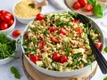 Ein köstlicher Nudelsalat mit Kirschtomaten, Rucola und Pinienkernen – einer der 10 besten Salate für den Sommer.
