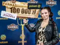 Joanna z "Farmy" trzyma widły i tablicę z napisem "100 000 zł".
