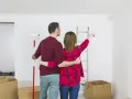 Para planuje remont. Czy w sobotę można robić remont w bloku? Pytają, wskazując na ścianę.