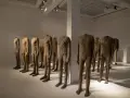 Rząd bezgłowych postaci w muzeum czterech kopuł. Ich tekstura przypomina korę drzewa.