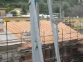 Lavori in corso per l'isolamento tetto laterocemento. Ponteggi e struttura in legno per il nuovo tetto.