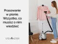 Kobieta prasuje różową koszulę parownicą stojącą. Dowiedz się, jak prasować parownicą, by ubrania wyglądały idealnie.