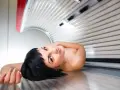 Kobieta w solarium, zastanawia się, czy po botoksie można się opalać.