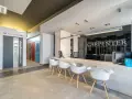 Nowoczesny salon z drzwiami zewnętrznymi i recepcją.