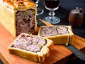 Deliciosa pate en croute receta, un pastel de carne jugoso y sabroso, listo para ser cortado y disfrutado.