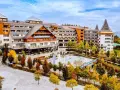 Hotel Gołębiewski w jesiennej odsłonie. Rozległy kompleks hotelowy z basenem i zadbanym ogrodem.