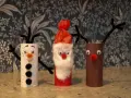 Tre gulliga tomtar av toarullar: en snögubbe, tomten och ett ren. Perfekt pyssel för julen!