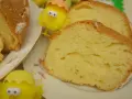 Puszysta babka z majonezem, sprawdzony przepis na wielkanocny stół. Idealna do kawy, z cukrowym pudrem i kurczaczkami.