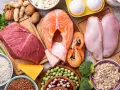 Surowe mięso wołowe, łosoś, krewetki i pierś kurczaka to produkty, które mają najwięcej białka. Obok nich ryż, kasza, fasola, groszek, jajka, ser, orzechy i płatki owsiane.