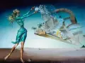 En kvinna i blå klänning sträcker sig mot en byst i en drömsk landskap, typiskt för Salvador Dalí målningar.