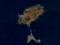 Widok z kosmosu na wyspy Ibiza i Formentera, gdzie jest Ibiza. Widać zielone wzgórza i zabudowania.