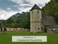 Czerwony Klasztor w Pieninach, z charakterystyczną wieżą i kamiennymi murami, na tle zielonych gór.