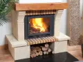 Chimeneas de leña Obramat con fuego crepitante y leña apilada, creando un ambiente acogedor.