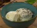 Zwei Kugeln Eis, eine schlicht, die andere mit Schokostückchen, in einer blauen Schale. Dieses Eis mit Milch statt Sahne sieht köstlich aus.