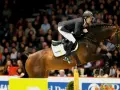 Le jeune cavalier Sandro, en plein saut d'obstacles, impressionne la foule.