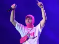 Artysta w różowej kominiarce i koszulce "I LOVE MY FANS" świętuje premierę **mata nowy album**.