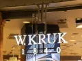 Litery "W. KRUK" i cyfry "1840" na neonowym szyldzie. Co to jest kruk? To nazwa znanej polskiej marki jubilerskiej.