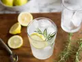 Idealne proporcje ginu z tonikiem: orzeźwiający drink z lodem, cytryną i rozmarynem.