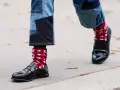 Pantaloni patchwork e scarpe eleganti con calzini rossi a fantasia, un look audace per sfidare le scarpe senza calze in inverno.