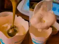 Pistacjowy sos spływa do kubeczka McFlurry, a potem łyżka unosi puszysty deser.