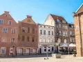 Kolorowe kamienice na olsztyńskim Starym Mieście, idealne miejsce, by poczuć atmosferę i zastanowić się, co zwiedzić w Olsztynie.